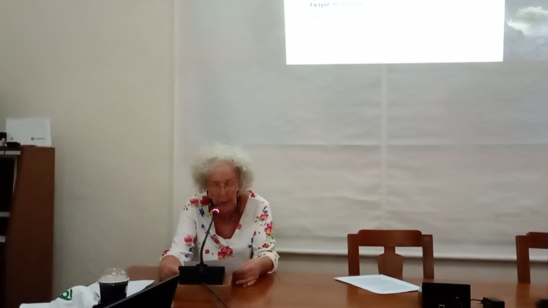 Η Ελένη Μαρτζούκου παρουσιάζει τον κύκλο του νερού και του άνθρακα.