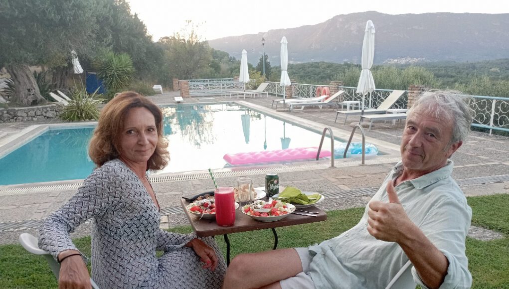 Η χωριάτικη σαλάτα των πιλοτικών καλλιεργειών – Fundana Villas 2024 Σερβίρισμα ελληνικής χωριάτικης σαλάτας από την πιλοτική παραγωγή της Bio7 στο Fundana Villas, Κέρκυρα, Αύγουστος 2024