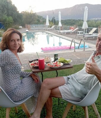 Η καλύτερη «χωριάτικη» στο νησί! Από το χωράφι στο πιάτο (2023–2024) Σερβίρισμα ελληνικής χωριάτικης σαλάτας από την πιλοτική παραγωγή της Bio7 στο Fundana Villas, Κέρκυρα, Αύγουστος 2024