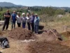 Κομποστοποίηση στην Κέρκυρα: από τα οργανικά υπολείμματα στο ζωντανό έδαφος Η ομάδα κομποστοποίησης δίπλα στους πρώτους σωρούς στο Σολάρι