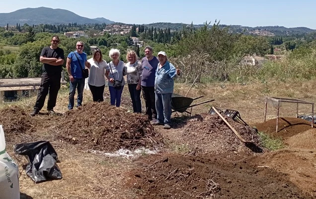 Ομάδα κομποστοποίησης στο Σολάρι Η ομάδα κομποστοποίησης δίπλα στους πρώτους σωρούς στο Σολάρι
